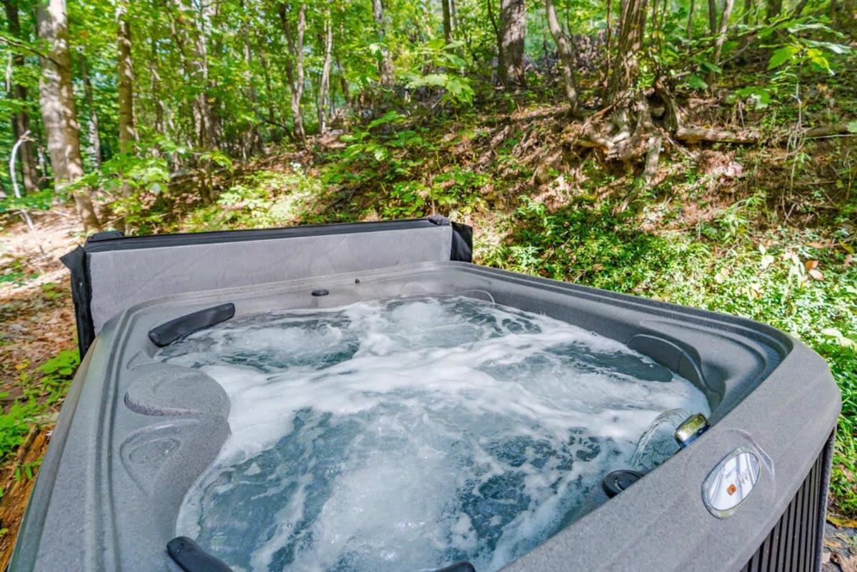 Modern Chalet Cabin W Hot Tub, Deck&Grill, & Wifi! Inwood Exterior foto